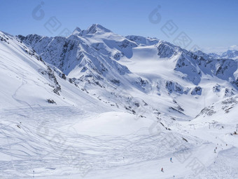 冬天景观雪覆盖山山坡上滑道滑雪者享受春天阳光明媚的一天滑雪度假<strong>胜地</strong>stubai格莱彻入住提洛尔奥地利阿尔卑斯山脉