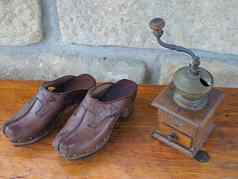 古董手咖啡磨床皮革木底鞋木