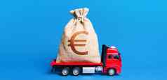 卡车携带巨大的欧元钱袋伟大的投资应对危机措施政府吸引大基金经济补贴支持便宜的软贷款企业