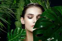 美容女人清洁皮肤绿色棕榈叶子