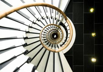 前视图美丽的<strong>楼梯</strong>井体系结构黑色的白色对比