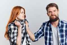 年轻的夫妇格子衬衫冲突沟通的关系光背景