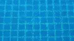 雨滴蓝色的水游泳池