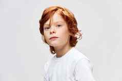 可爱的红色头发的人孩子白色t恤工作室裁剪视图