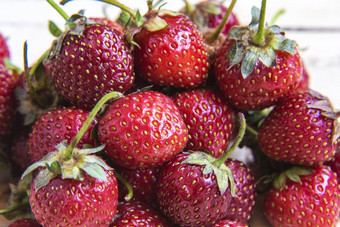 很多红色的成熟的草莓浆果特写镜头