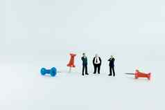 微型业务概念集团商人站红色的蓝色的图钉推销白色背景