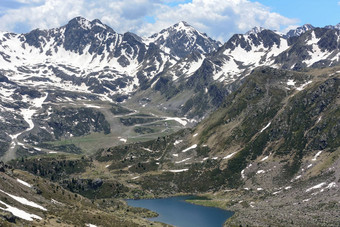 美丽的视图徒步旅行安道尔庇里牛斯山山余额