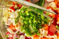 切割绿色洋葱夏天素食者蔬菜沙拉首页烹饪维生素沙拉番茄黄瓜洋葱鳄梨萝卜