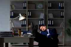 商人累了睡觉办公室加班小时
