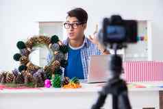 年轻的视频博客记录视频圣诞节装饰