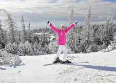 年轻的女人粉红色的滑雪夹克滑雪板脚持有滑雪