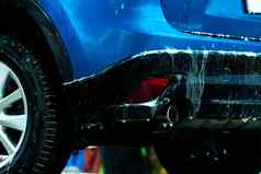 蓝色的车洗白色肥皂泡沫汽车护理业务车克丽