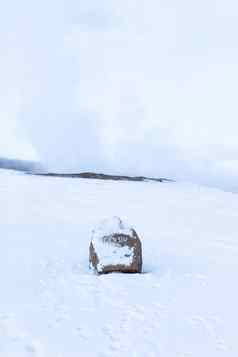 石头路标登记喷泉覆盖雪冬天冰岛