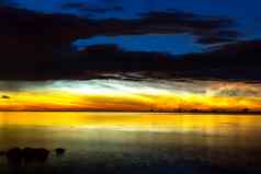 黎明湖有羽毛的云发光黎明