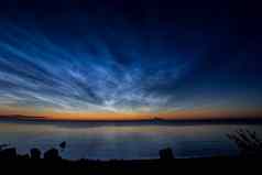 黎明湖有羽毛的云发光黎明