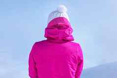 细节视图回来年轻的女人粉红色的滑雪夹克站