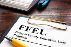 联邦家庭教育贷款弗莱尔程序木桌子上