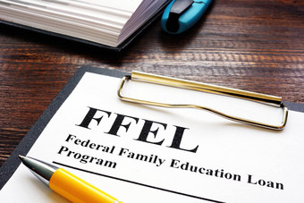 联邦家庭教育贷款弗莱尔程序木桌子上