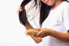 女人弱头发持有毛刷损坏的长损失头发