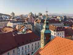 风景优美的全景空中无人机视图屋顶中世纪的城市中心小镇大厅大教堂教堂卢布尔雅那资本斯洛文尼亚日落