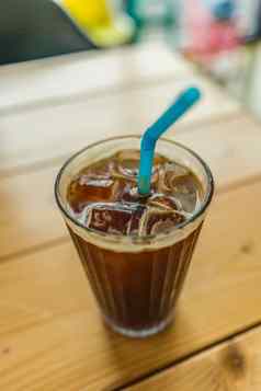 杯冰咖啡稻草木表格