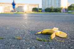 被丢弃的咬香蕉说谎运行跟踪体育场