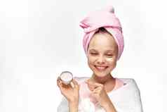 女孩粉红色的毛巾头清洁皮肤浴室光背景