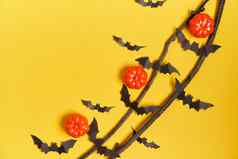 万圣节背景橙色装饰塑料南瓜黑色的纸蝙蝠黄色的纸板感恩节问候卡