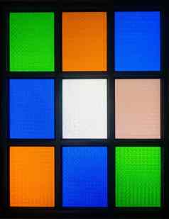 色彩斑斓的染色玻璃窗口盒子