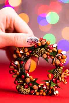 色彩斑斓的装饰圣诞节花环孤立的背景