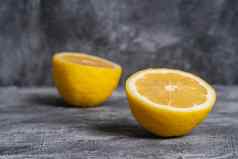 柠檬片热带柑橘类水果灰色混凝土