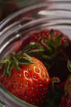 新鲜的成熟的草莓水果玻璃Jar夏天维生素浆果