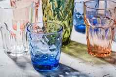 色彩斑斓的在上雕琢平面的几何喝玻璃集团空饮料器皿
