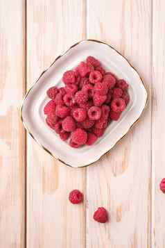 树莓水果白色板健康的桩夏天浆果