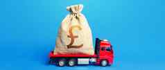 卡车携带巨大的英国英镑英镑钱袋伟大的投资应对危机措施政府吸引大基金经济补贴支持软贷款企业