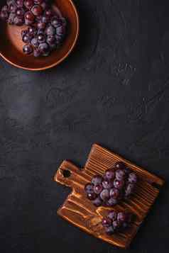 新鲜的成熟的葡萄浆果棕色（的）木碗切割董事会