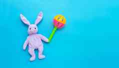 兔子玩具色彩斑斓的婴儿喋喋不休的人蓝色的背景