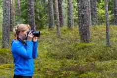 年轻的女人徒步旅行树采取图片相机中间年龄女人摄影师采取图片秋天森林自然摄影