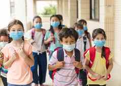 孩子们穿脸医疗面具回来学校科维德检疫