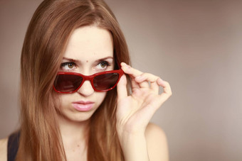 女孩眼镜女孩肖像红色的眼镜美丽的年轻的好奇的女人女人看