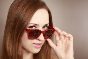 女孩眼镜女孩肖像红色的眼镜美丽的年轻的好奇的<strong>女人女人</strong>看