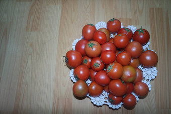 特写镜头视图红色的西红柿白色篮子木地板<strong>上市</strong>场