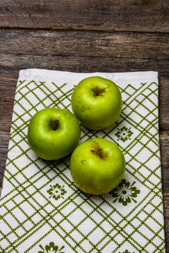 成熟的绿色苹果乡村餐巾木表格