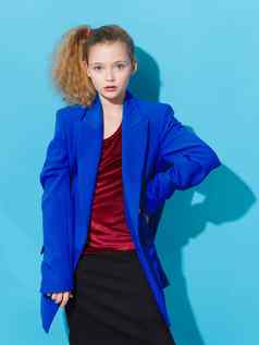 女孩蓝色的夹克辫子头优雅的风格时尚工作室