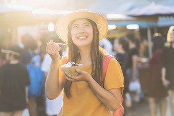 亚洲旅行女人吃冰尖叫查图亚克市场