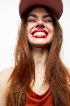 肖像女人帽微笑情感快乐关闭眼睛红色的嘴唇