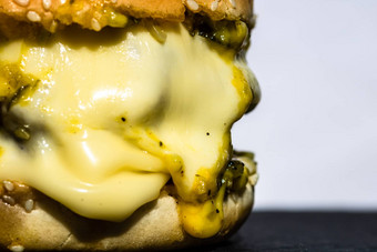 关闭融化了奶酪自制的芝士汉堡孤立的
