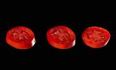 片红色的成熟的番茄孤立的黑色的背景