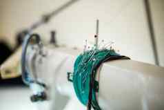 裁缝工作场所缝纫机剪刀线程工具裁剪行业
