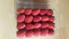 桩健康的新鲜的有机草莓超市出售